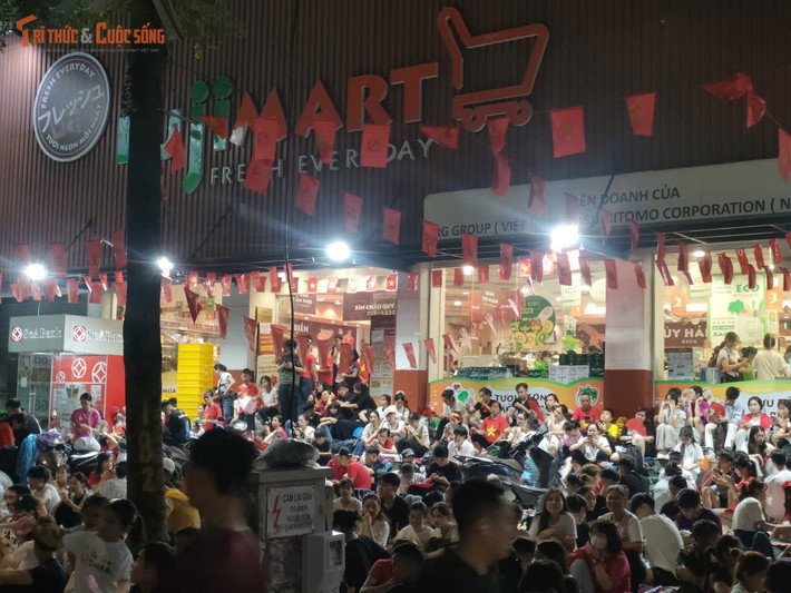 Người dân không ngần ngại thức trắng đêm để giữ chỗ đẹp.
