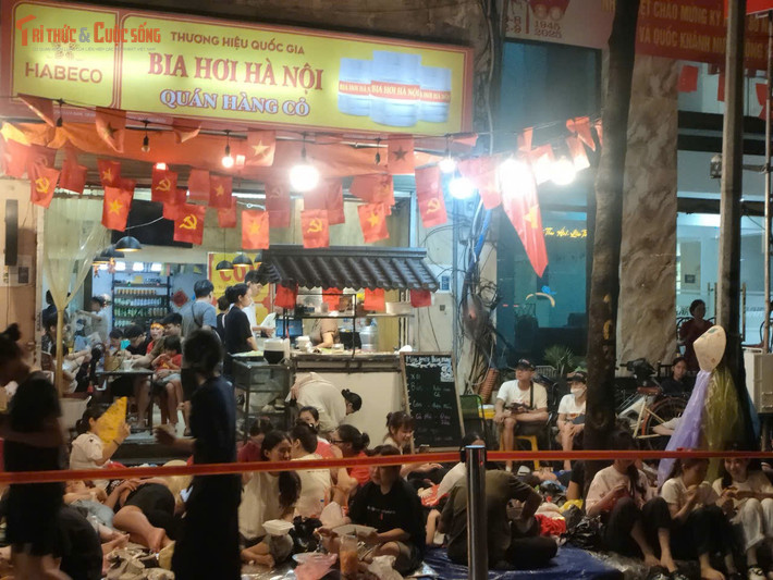 Nhiều người tranh thủ ăn uống tại chỗ vào tối ngày 1/9.