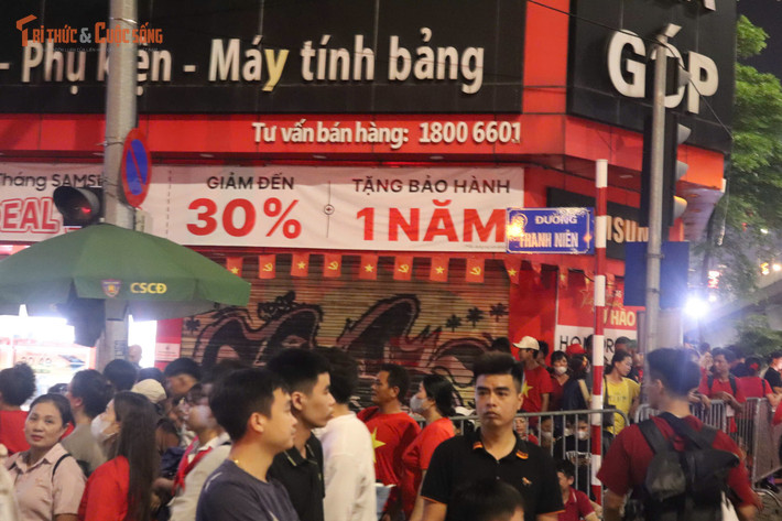 Từ đầu buổi tối 1/9, đường Thanh Niên (Hà Nội) đã trở thành điểm hẹn của đông đảo người dân.