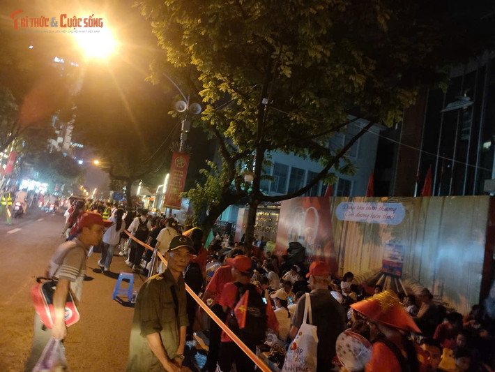 19h ngày 1/9, trên đường Lê Duẩn dẫn về ga Hà Nội, hàng nghìn người xếp hàng kín chỗ chờ xem đại lễ 2/9.