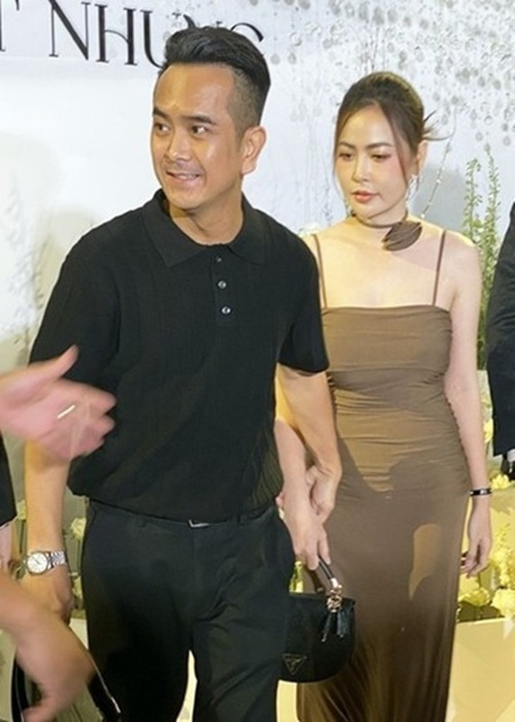 Nhiều người khen ngợi Tuệ Tâm trẻ trung, gợi cảm. Cô ăn mặc quyến rũ khi sánh đôi cùng Hùng Thuận trong đám cưới của nam ca sĩ TiTi vào tháng 4/2024. Ảnh: Người Đưa Tin.