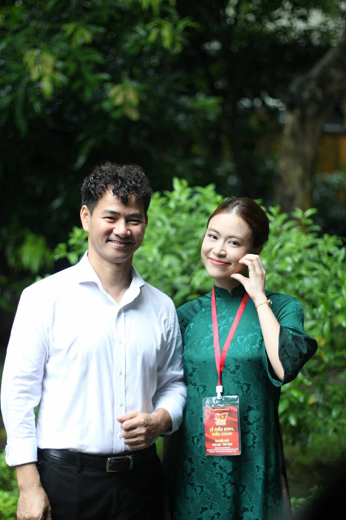 Tham gia sự kiện, Hoàng Thùy Linh diện áo dài. Nữ ca sĩ bày tỏ: "Trong những ngày toàn dân hướng về dịp kỷ niệm trọng đại của đất nước như thế này, được viếng thăm Lăng Bác, với Linh như một dịp về nguồn quý giá". Ảnh: FB Hoàng Thùy Linh.