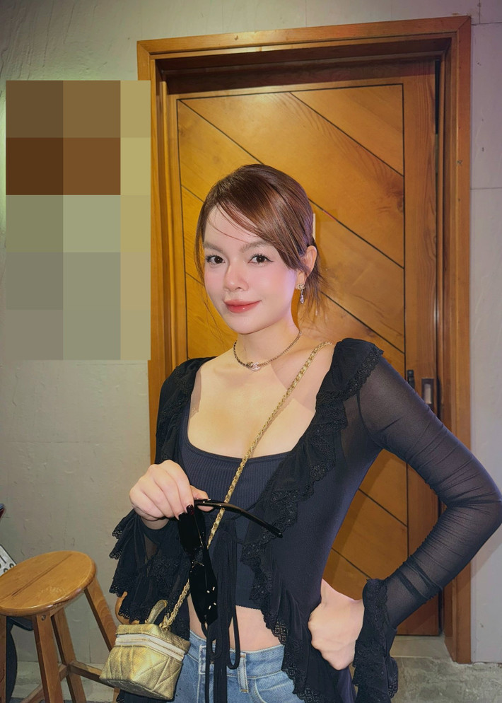 Phạm Quỳnh Anh bắt đầu ca hát từ năm 1997 khi tham gia nhóm nhạc Sắc Màu. Nhóm này hoạt động đến năm 2002 thì tan rã. Ảnh: FB Phạm Quỳnh Anh.