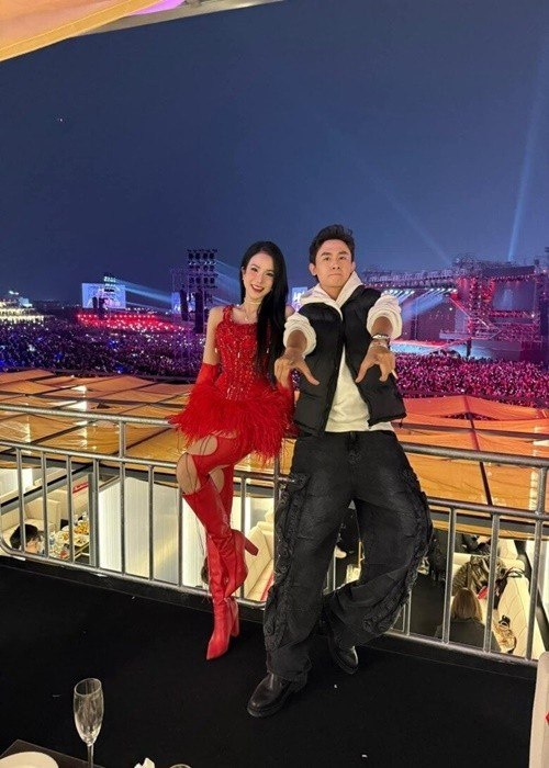 Cặp đôi tin đồn không có hành động thân mật khi chụp ảnh chung. Ảnh: Thương Hiệu Pháp Luật.