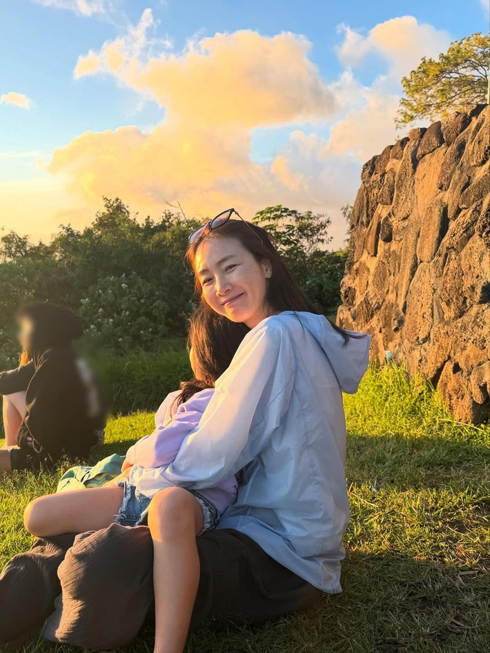 Trong loạt ảnh được chia sẻ, Choi Ji Woo mỉm cười hạnh phúc khi bế con gái trong lòng. Ảnh: Instagram Choi Ji Woo.
