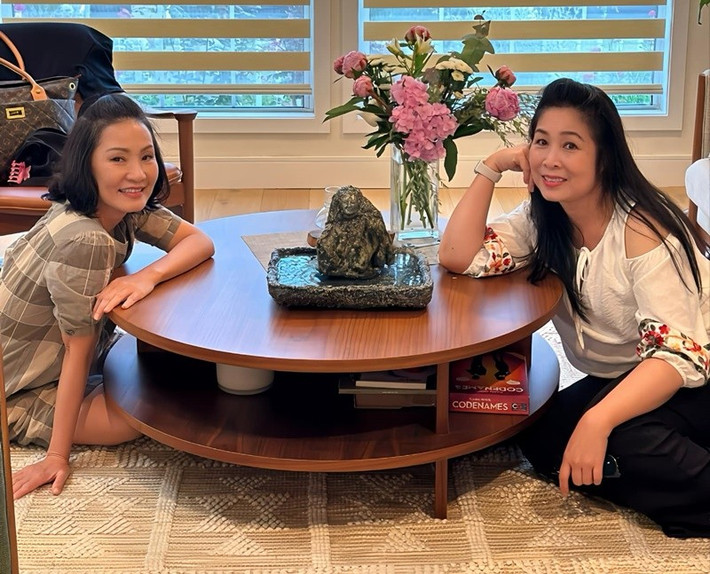 Hai nữ nghệ sĩ quen nhau từ hồi cùng học trường Nghệ thuật Sân khấu 2. Tình bạn giữa Hồng Đào và Hồng Vân tốt đẹp suốt hơn 30 năm qua được nhiều người ngưỡng mộ. Ảnh: FB Hồng Đào.