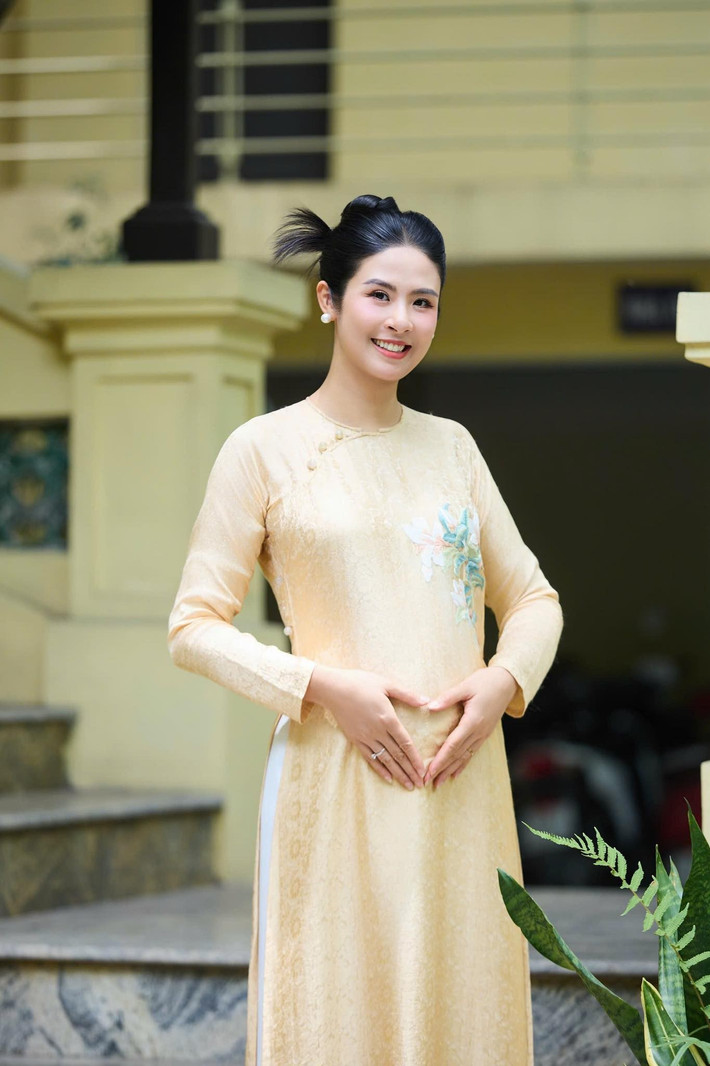 Người đẹp sinh năm 1989 luôn rạng rỡ trong thời gian mang bầu. Ngoài tham gia sự kiện, cô còn đi du lịch, tích cực học tập.