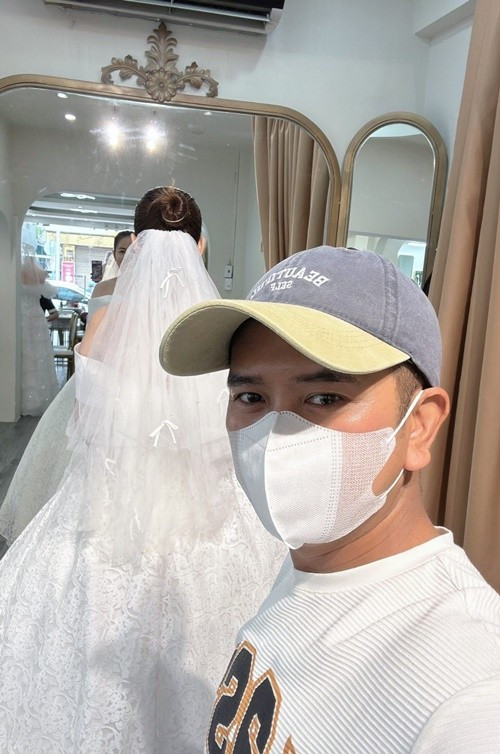 Diễn viên Hùng Thuận đưa bạn gái Tuệ Tâm đi thử váy cưới. Lễ cưới của cặp đôi sẽ diễn ra vào tháng 7/2025. Ảnh: FB Hùng Thuận.