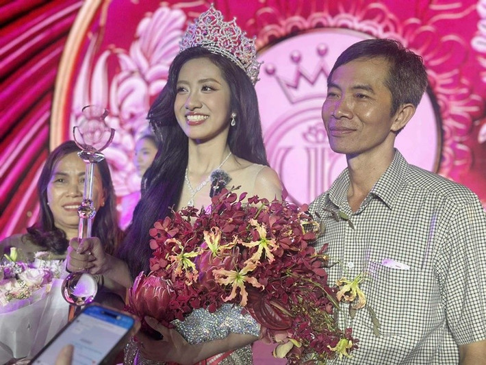 Theo Người Lao Động, bố mẹ Hà Trúc Linh là giáo viên, có thời gian công tác, dạy các học sinh dân tộc thiểu số. Ngày nhỏ, Hà Trúc Linh xin bố mẹ đến trường để học, hỗ trợ các bạn làm bài tập. Khi nhận được các phần thưởng như đồ dùng học tập…, nàng hậu thường cùng bố mẹ đến trường gửi tặng các bạn. Ảnh: Znews.