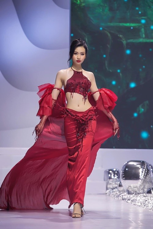 Mới đây, chia sẻ trước chung kết Hoa hậu Việt Nam 2024, Huyền Cơ cho biết, tuổi thơ cô từng đi chăn bò, tập catwalk ở ruộng. Ảnh: FB Huyền Cơ.
