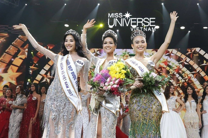 H’hen Niê (giữa) đăng quang Hoa hậu Hoàn vũ Việt Nam 2017, sau đó lọt top 5 Hoa hậu Hoàn vũ Thế giới 2018. Vương miện giúp người đẹp đổi đời. Cô đắt show sự kiện, quảng cáo. Ảnh: FB H’hen Niê.