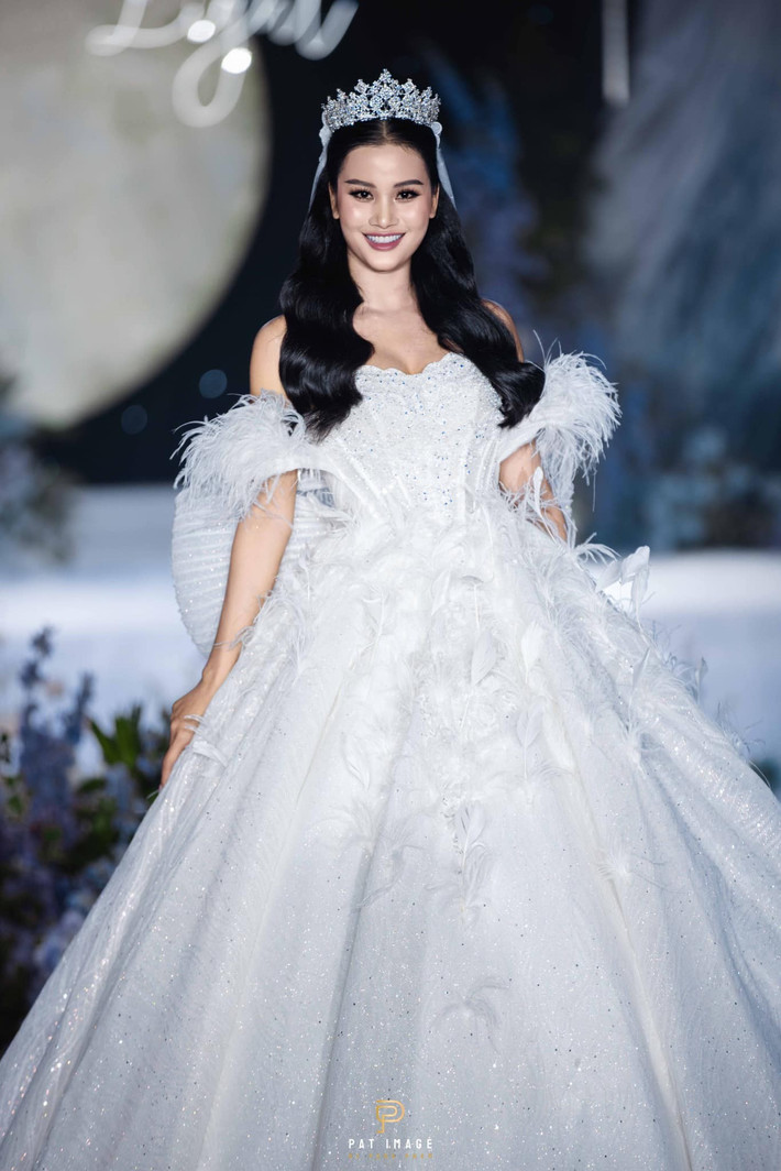 Hương Ly đầy rạng rỡ, khoe kỹ năng catwalk điêu luyện.
