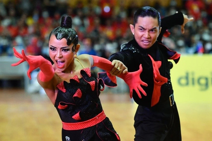 Cô giành 3 huy chương vàng cùng bạn nhảy Phan Hiển trong ngày thi đấu 15/5/2022 ở SEA Games năm 2022. Ảnh: Znews.