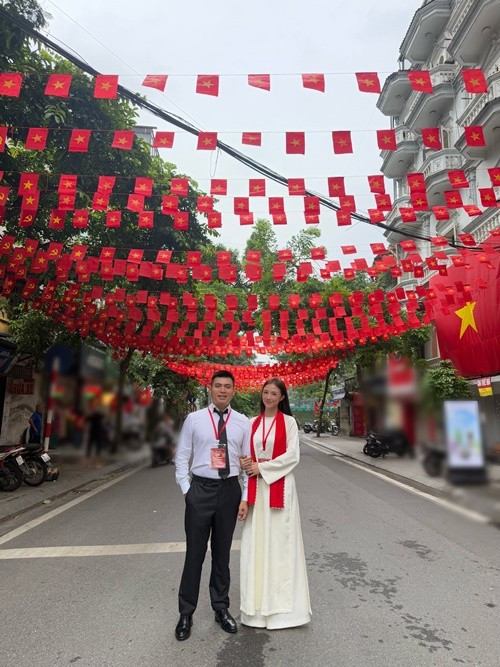 Salim tiết lộ, con gái Pam đã chuẩn bị trang phục kỹ càng nhưng phải ở nhà. Ảnh: FB Salim.