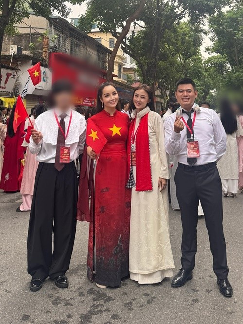 Vợ chồng Salim cũng tham gia buổi tổng hợp luyện lần 1 cho đại lễ 2/9. Ảnh: FB Mai Thu Huyền.
