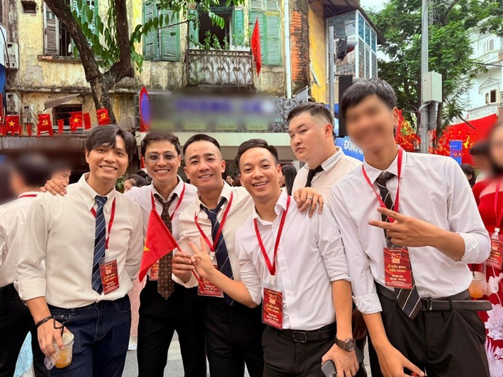 "Nơi tôi sinh ra tự hào biết bao. Hàng triệu trái tim đang hướng về quảng trường Ba Đình thân yêu", diễn viên Đỗ Duy Nam (thứ ba bên trái) viết trên trang cá nhân khi tham gia buổi tổng hợp luyện lần 1. Ảnh: FB Đỗ Duy Nam.