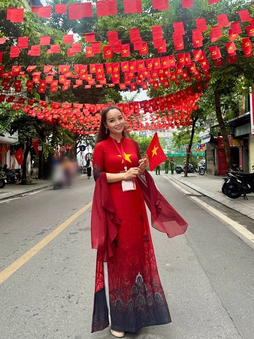 Trên trang cá nhân, diễn viên Mai Thu Huyền bày tỏ rằng cô bồi hồi và trào dâng niềm tự hào khôn tả trong buổi tổng hợp luyện lần 1 cho đại lễ 2/9. Ảnh: FB Mai Thu Huyền.