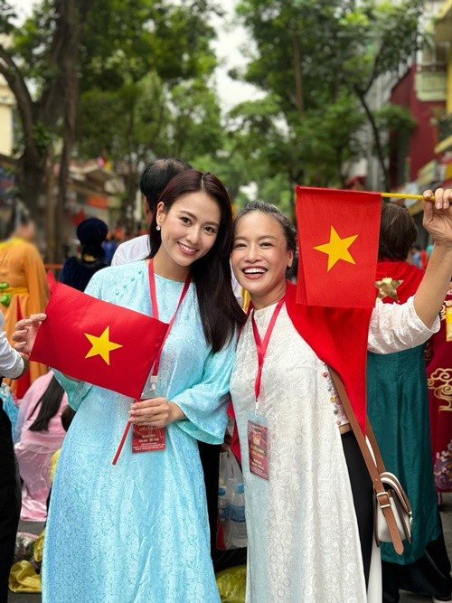 Vũ Việt Hoa diện áo dài xanh trong buổi tổng hợp luyện lần 1. Ảnh: FB Vũ Việt Hoa.