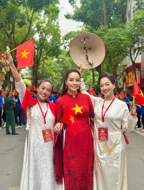 Tham gia buổi tổng hợp luyện lần 1, hai nghệ sĩ Tú Oanh (ngoài cùng bên trái) và Lê Khanh cũng diện áo dài. Ảnh: FB Mai Thu Huyền.