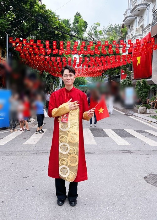 Tham gia buổi tổng hợp luyện, nhạc sĩ Tuấn Cry viết trên trang cá nhân: "Hàng triệu trái tim đang hướng về quảng trường Ba Đình thân yêu. Tự hào lắm Việt Nam ơi". Ảnh: FB Tuấn Cry.