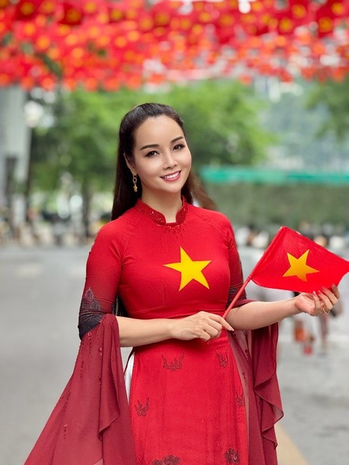 Trong buổi tổng hợp luyện lần 1, Mai Thu Huyền diện áo dài đỏ. Ảnh: FB Mai Thu Huyền.