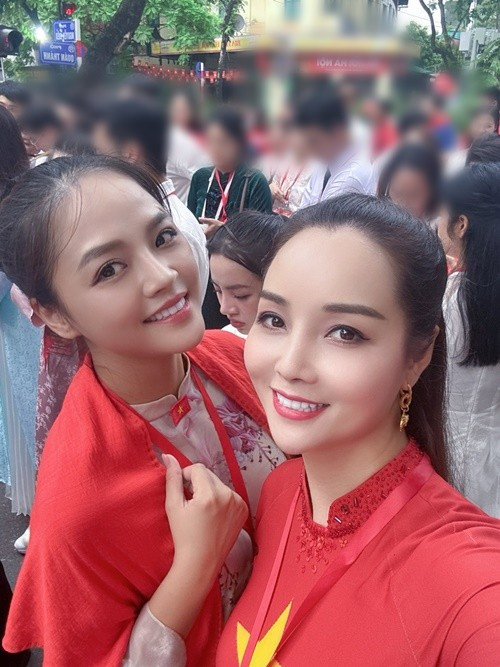 Mai Thu Huyền chụp ảnh kỷ niệm cùng nhiều nghệ sĩ cũng tham gia buổi tổng hợp luyện lần 1. Ảnh: FB Mai Thu Huyền.