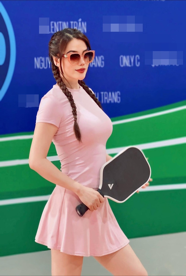 Trương Ngọc Ánh hoạt động trong showbiz nhiều năm. Theo Znews, cô đoạt giải Người mẫu ăn ảnh nhất cuộc thi Tìm kiếm người mẫu châu Á 1995 và Hoa hậu thời trang Quốc tế tại Ai Cập 1998.