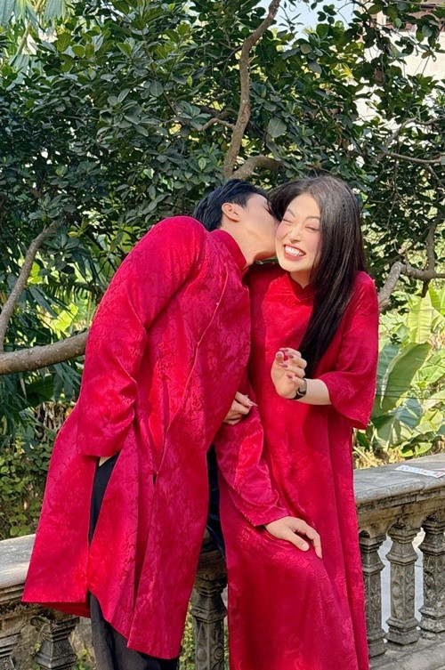 Phương Nga biểu cảm khó đỡ khi được Bình An hôn má. Ảnh: FB Bình An.