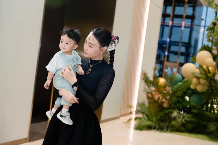 Đàm Thu Trang chẳng ngại ngần hay tiếc nuối khi móc hầu bao tặng quà khủng cho Cường Đô la. Năm 2019, cô đặt làm cụm ống xả khắc tên riêng trị giá gần nửa tỷ đồng cho siêu xe của chồng. Ảnh: FB Đàm Thu Trang.