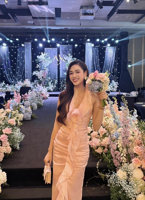 Nhiều đấng mày râu có lẽ rất muốn cưới cô gái như Đỗ Thị Hà làm vợ. Về chuyện hẹn hò, tháng 2/2024, rộ tin đồn hẹn hò giữa người đẹp và một thiếu gia. Chia sẻ trên Tiền Phong, Đỗ Thị Hà cho hay, cô không công khai hay chia sẻ quá nhiều về chuyện tình cảm vì muốn giữ sự riêng tư cho đối phương. Đối với chuyện kết hôn, khi nào có thông tin, chắc chắn nàng hậu sẽ thông báo cho khán giả biết. Ảnh: FB Đỗ Thị Hà.
