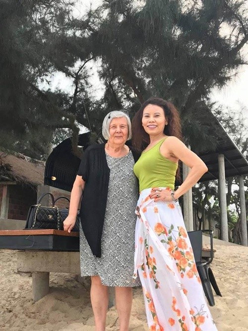 Mối quan hệ giữa bố mẹ đẻ và bố mẹ chồng của Hà Hồ luôn tốt đẹp. Ảnh: Thời Đại Plus.