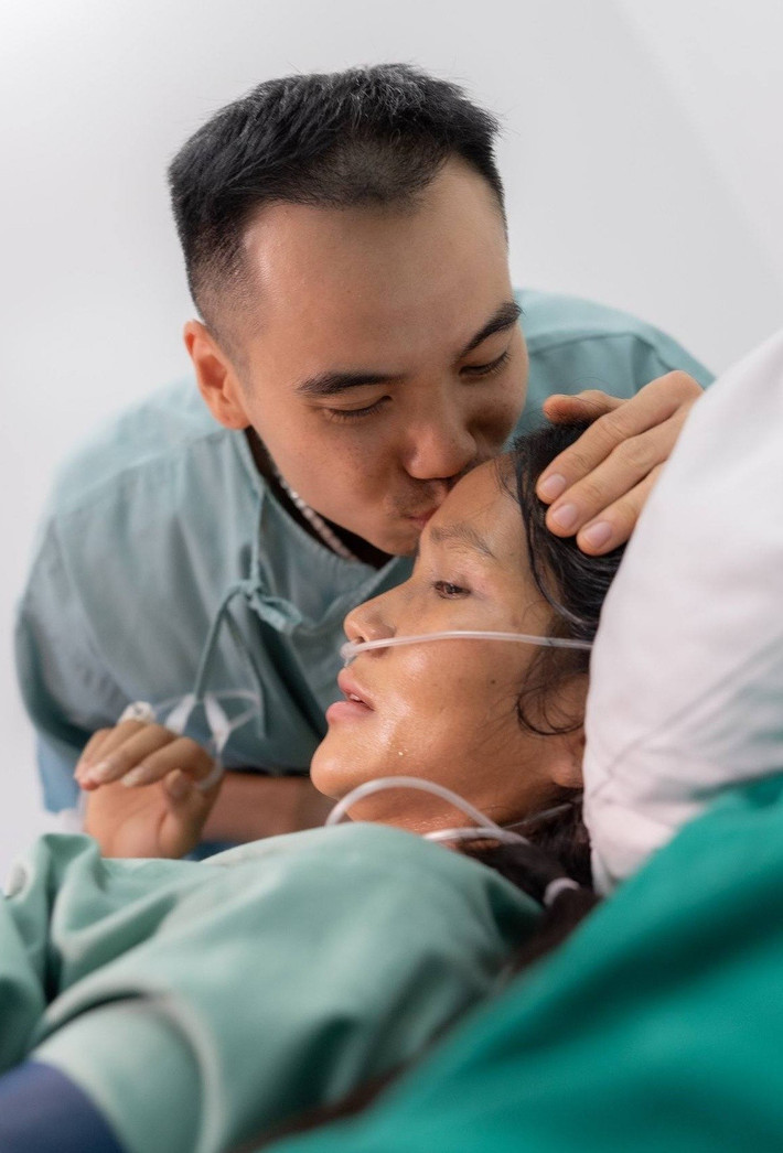 Vì vợ con, Tuấn Khôi, từ chỗ chẳng phân biệt loại rau đã đi chợ, học nấu từng món ăn. Đối với H’hen Niê, món chồng nấu ngon nhất trên đời. Ảnh: FB H'hen Niê.