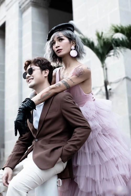 BB Trần thường giả gái, mặc váy cưới còn Quang Lâm mặc vest, hóa chú rể. Ảnh: Thể Thao Văn Hóa.