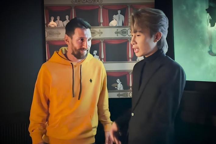 Giọng ca Sóng gió khẳng định anh sẽ không làm video này nếu không được sự cho phép từ Messi. “Trong chuyến đi gặp Messi, Jack đã trao đổi và xin phép việc sử dụng hình ảnh. Phía Messi đã đồng ý với điều kiện mình không sử dụng hình ảnh Messi cho mục đích thương mại, chính trị hay quốc gia”, Jack nhấn mạnh. Ảnh: Vietnamnet.