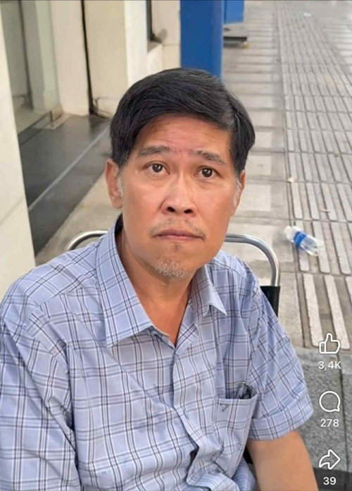 Theo Tiền Phong, nam nghệ sĩ Phước Sang được chở đến phim trường bằng xe máy. Ảnh: Tiền Phong.