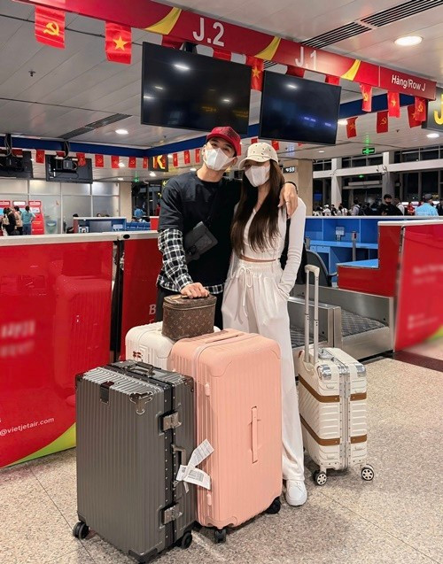 Thúy Diễm mang theo nhiều hành lý. "Nhõng nhẽo tí cho chồng dắt đi chơi. Ai cũng kêu bà đi chơi hay đi định cư", nữ diễn viên hài hước chia sẻ. Ảnh: FB Lương Thế Thành.