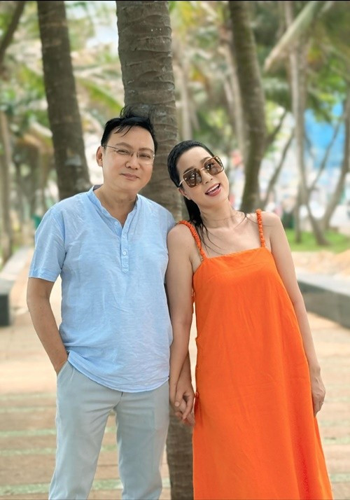 Theo Vietnamnet, doanh nhân Trấn Phương là Việt kiều ở Mỹ, kinh doanh ngành xuất nhập khẩu nhựa. Sau khi kết hôn với Trịnh Kim Chi, anh về Việt Nam định cư. Ảnh: FB Trịnh Kim Chi.