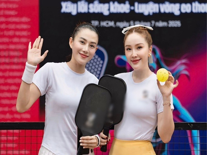 Bảo Thy - Lê Hà (trái) trở thành đồng đội trong một trận đấu pickleball và đoạt cúp vô địch. Ảnh: FB Bảo Thy.