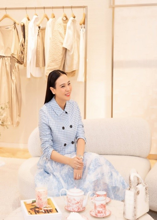 Nữ ca sĩ sinh năm 1989 chuộng đồ hiệu mỗi khi xuống phố. Ảnh: Instagram Đàm Thu Trang.