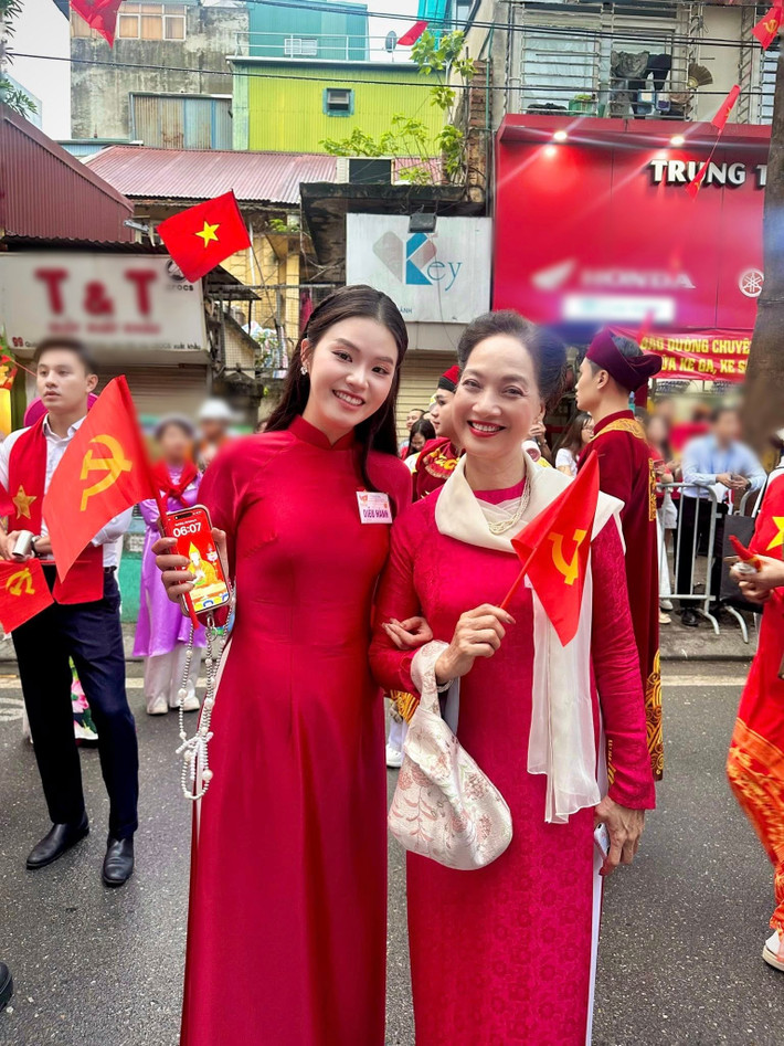 Mỹ Huyền cho biết, cô có mặt từ lúc 1h sáng cho buổi tổng duyệt diễu binh, diễu hành. Ảnh: FB Trần Mỹ Huyền.