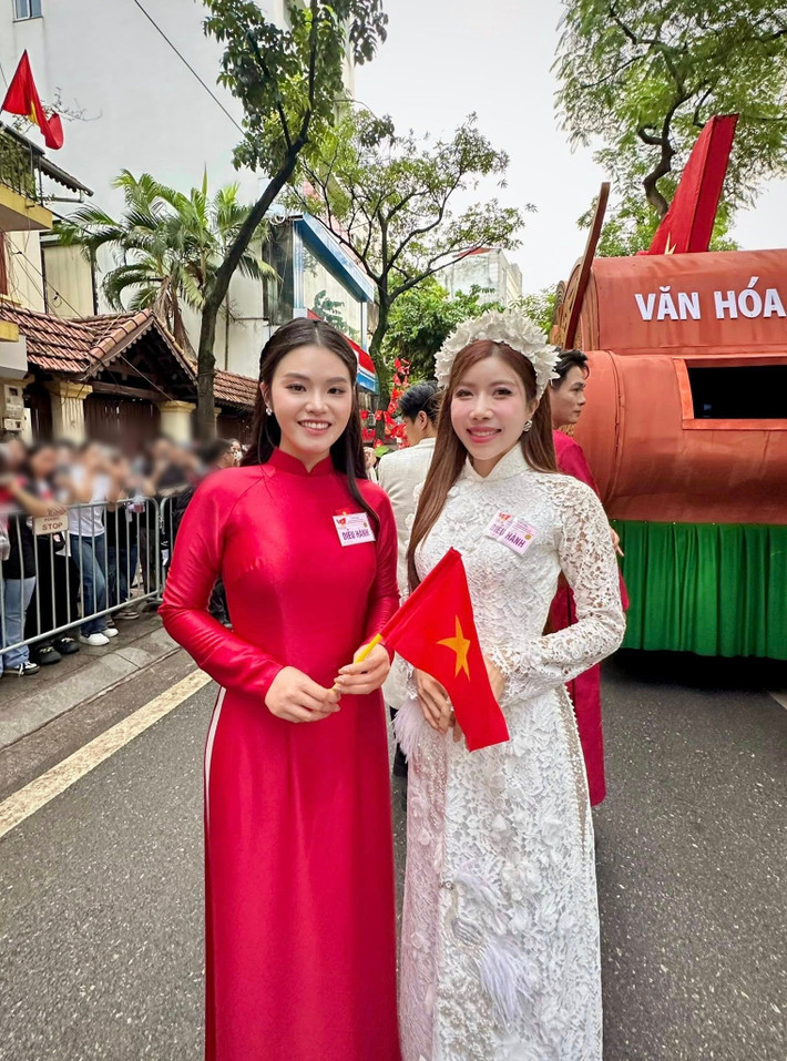 Mỹ Huyền chụp ảnh kỷ niệm cùng Trang Pháp, NSND Xuân Bắc, NSND Lê Khanh, Lâm Thanh Nhã. Ảnh: FB Trần Mỹ Huyền.