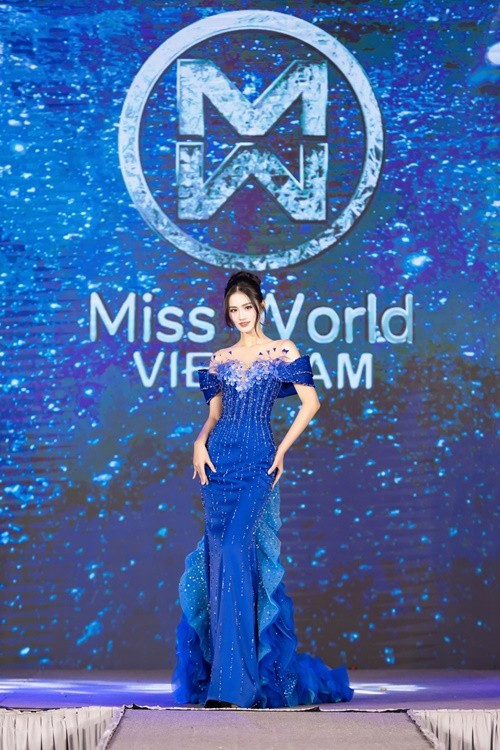 Về đầm dạ hội cho chung kết, trước khi đi thi, người đẹp công bố hai mẫu váy dạ hội dành cho chung kết. Bộ đầm màu xanh mang tên Aurora of the sea của NTK Hoàng Tony lấy cảm hứng từ hiện tượng cực quang hiếm gặp trên biển – nơi sóng nước giao hòa cùng bầu trời tạo nên những vệt sáng kỳ ảo. Thiết kế trễ vai vừa gợi cảm vừa sang trọng được đính kết tỉ mỉ. Phần tà váy được xử lý xếp tầng mềm mại, gợn sóng uyển chuyển. Ảnh: FB Ý Nhi.