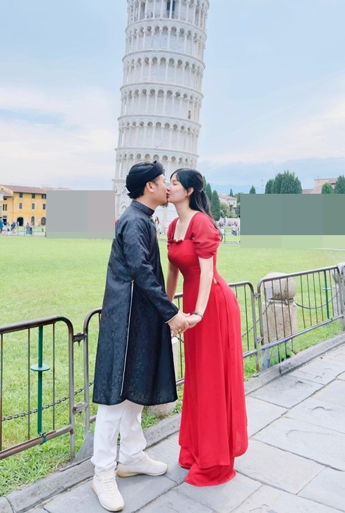 Trên trang cá nhân, Thu Hiền - vợ nghệ sĩ hài Vượng Râu khoe ảnh khóa môi chồng bên tháp nghiêng Pisa, Italy. Ảnh: FB Thu Hiền.