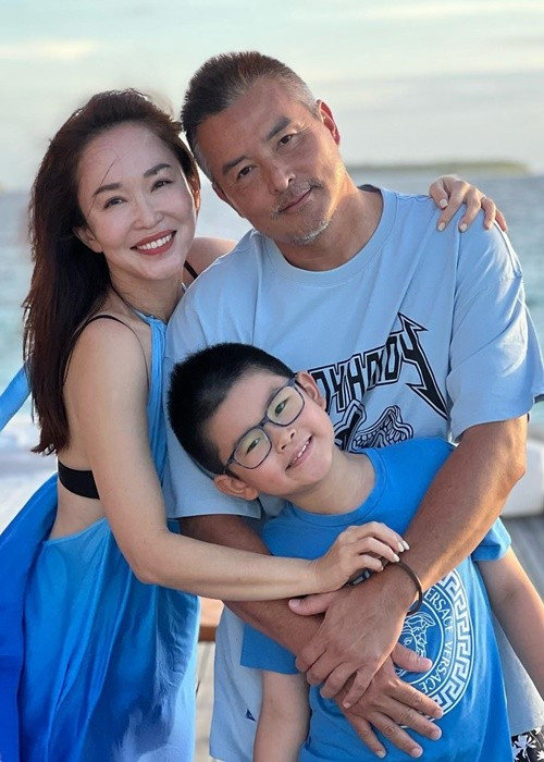Đôi "tiên đồng ngọc nữ" của showbiz Singapore thường xuyên đưa con trai đi du lịch. Ảnh: FB Phạm Văn Phương.