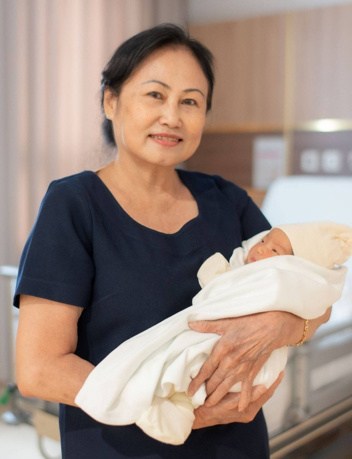 "Từ ngày Harley chào đời, ngày nào bà nội cũng chạy xe máy thăm cháu. Mẹ bảo: "Con phải mừng vì mẹ còn sức khoẻ để chạy xe thăm cháu đó!", chồng H'hen Niê viết. Ảnh: FB Tuấn Khôi.