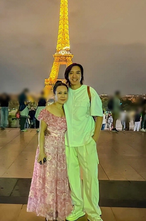 Nữ nghệ sĩ hài mặc gợi cảm bên chồng điển trai. Ảnh: FB Hoài Phương.