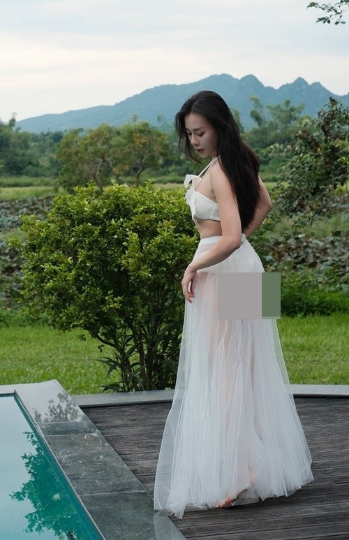 Phương Oanh lần hiếm hoi chia sẻ hình ảnh diện bikini sau khi sinh đôi vào năm 2024. Ảnh: FB Phương Oanh.