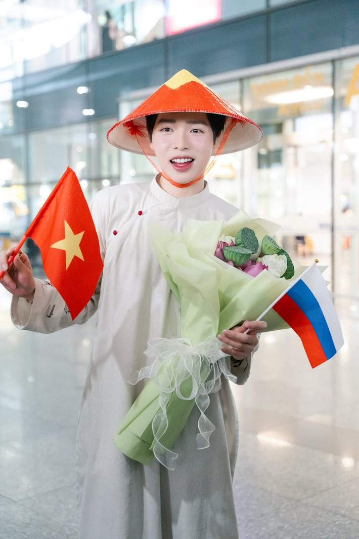 Đức Phúc cảm ơn nhạc sĩ Hồ Hoài Anh - người viết ca khúc Phù Đổng Thiên Vương. "Chú vẫn luôn sẵn sàng giúp đỡ con khi con "cầu cứu", đồng hành cùng con từ những buổi họp bàn ý tưởng đầu tiên để tạo nên Phù Đổng Thiên Vương lần này. Con biết ơn chú của con nhiều lắm", Đức Phúc cho hay.