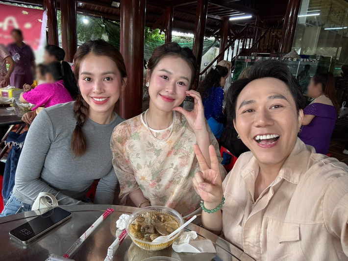 Vợ chồng Anh Đức hội ngộ Hoa hậu Tiểu Vy trong lễ giỗ Tổ nghề sân khấu. Ảnh: FB Anh Phạm.