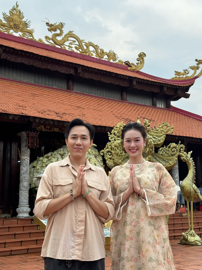 Vợ chồng diễn viên Anh Đức - Anh Phạm tham dự lễ giỗ Tổ nghề sân khấu năm nay tại nhà thờ của nghệ sĩ Hoài Linh. Ảnh: FB Anh Phạm.